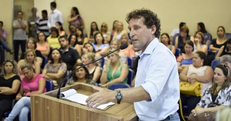 Prefeito Marquinhos anuncia o pagamento do Piso Nacional dos Professores durante a posse dos diretores
