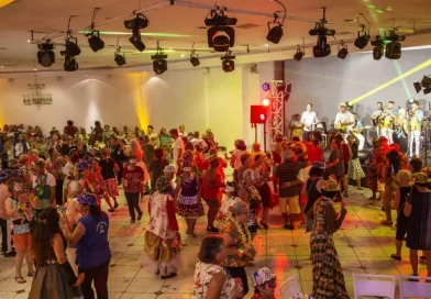 Com marchinhas, grupo de idosos se diverte em baile de Carnaval em Curitiba