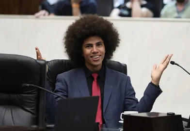 Conselho de Ética decide pela suspensão das prerrogativas parlamentares do deputado Renato Freitas (PT); parecer agora segue para a CCJ
